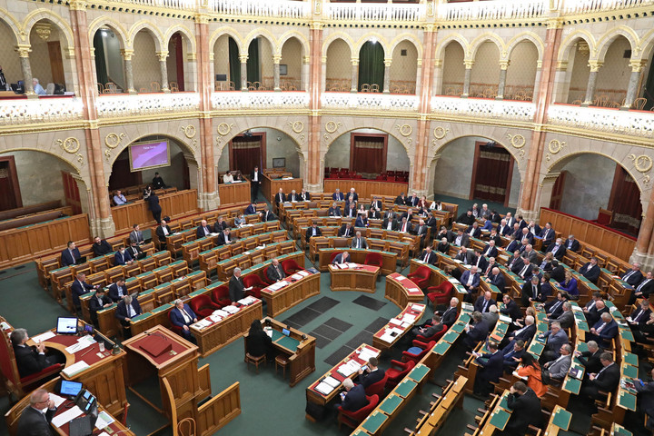 A parlament előtt a jövő évi adócsökkentésekről szóló törvényjavaslat