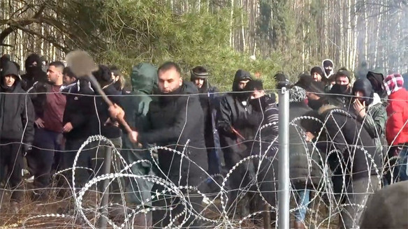 Migránsok támadták meg a határkerítés építőit