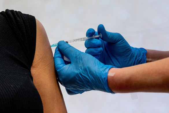 Az Európai Gyógyszerügynökség forgalmazásra javasolta az omikron variáns elleni Pfizer- és Moderna-vakcinákat