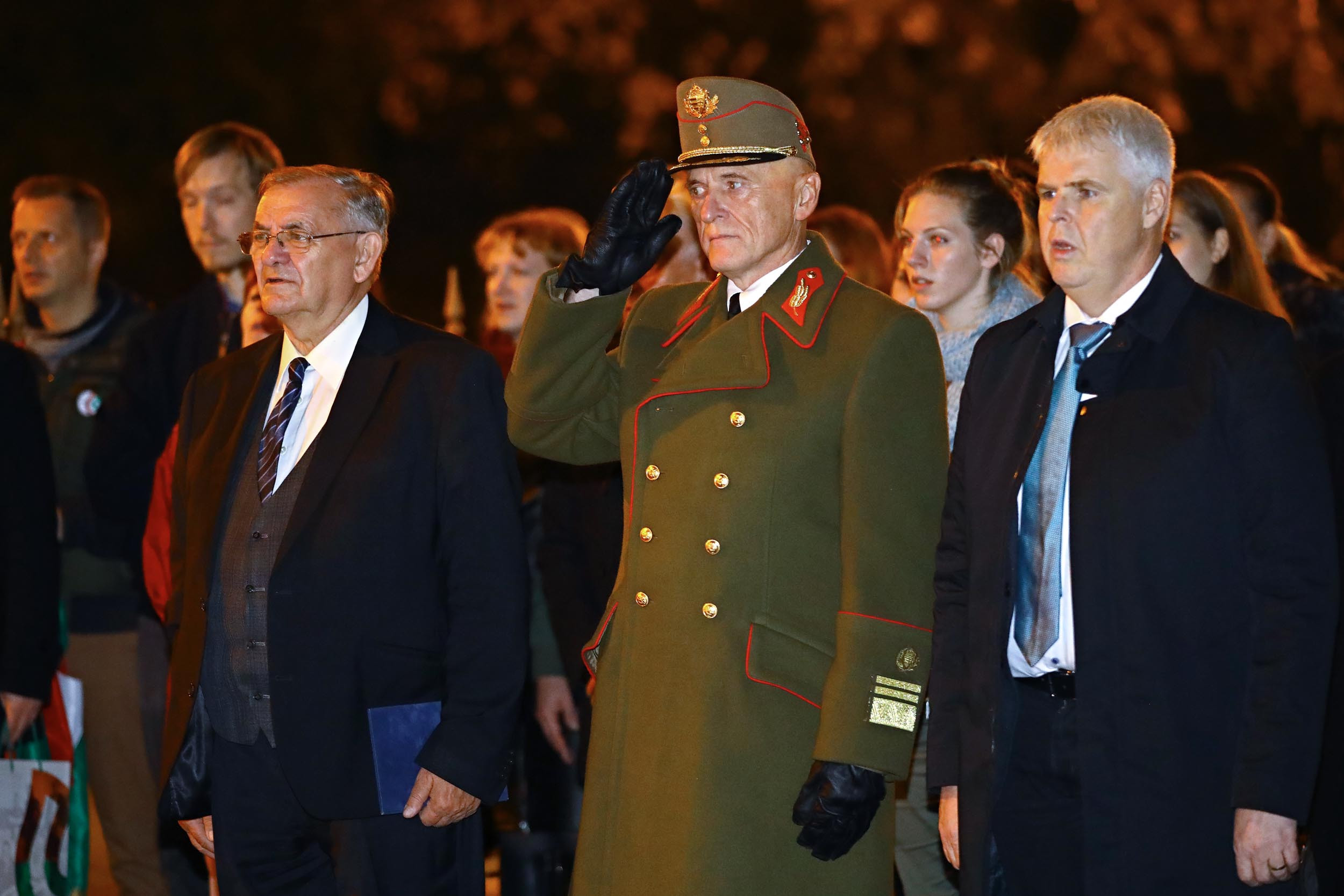 A forradalom leverését gyászolta az ország