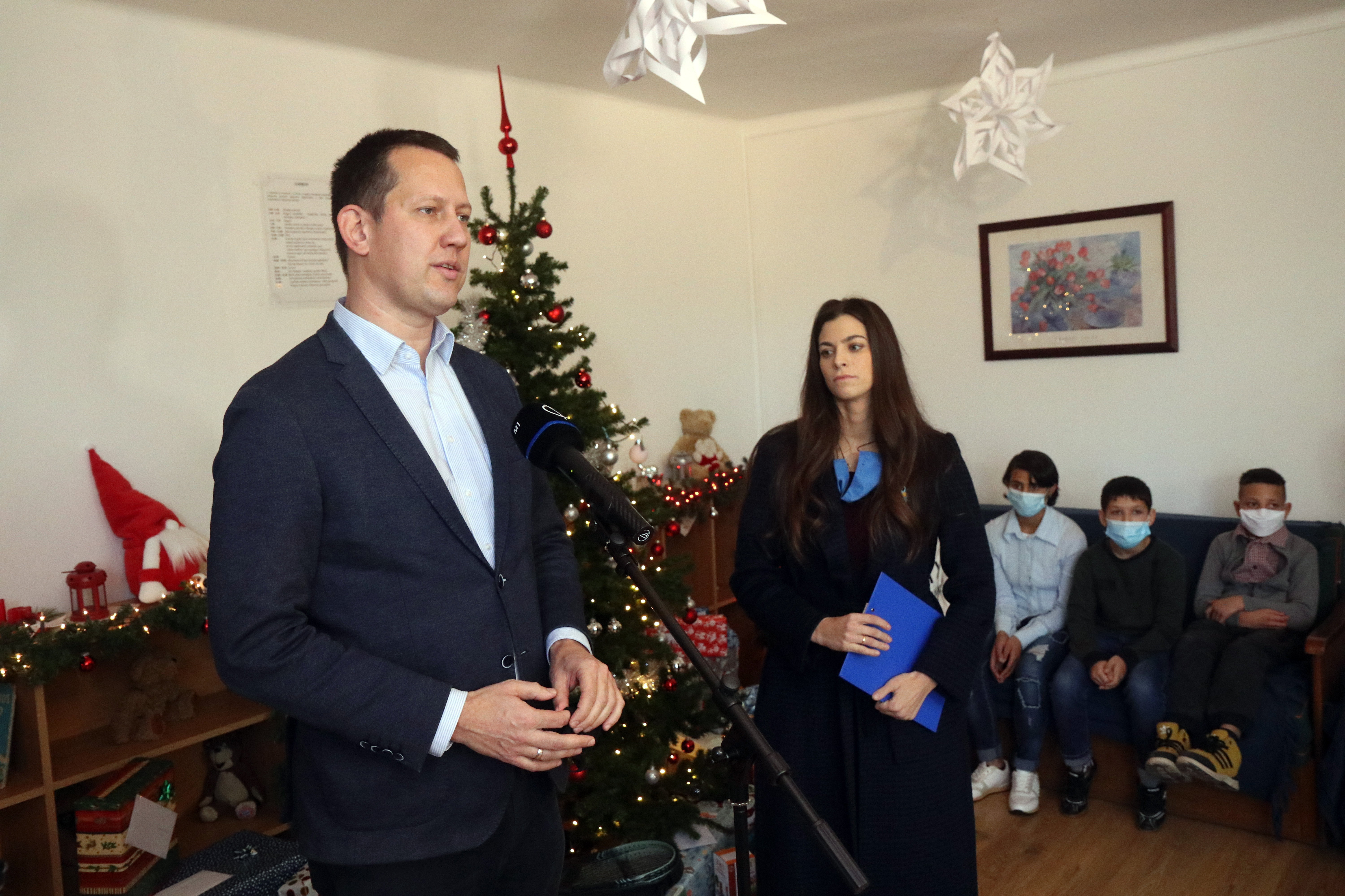 Kormányzati összefogással több ezer gyermekotthonban élő fiatal kap ajándékot