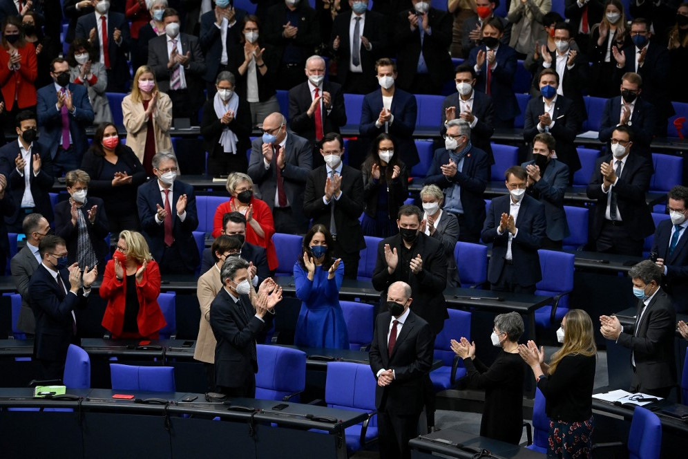 Fotó: AFP/Ina Fassbender A német parlament tagjai ünneplik a frissen megválasztott új kancellárt