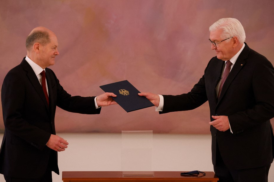 Fotó: AFP/Odd Andersen Olaf Scholz átveszi megbízólevelét Frank-Walter Steinmeier szövetségi elnöktől