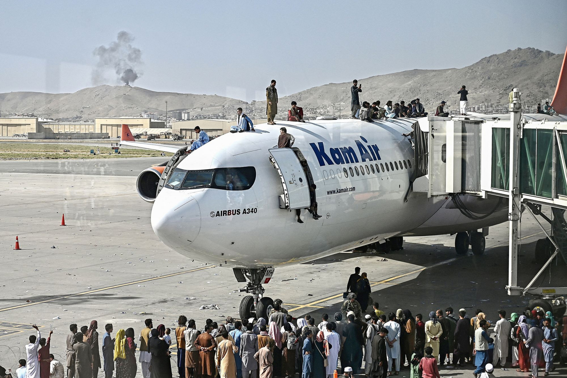 Káosz és menekülő tömegek a kabuli reptéren a kivonuláskor
