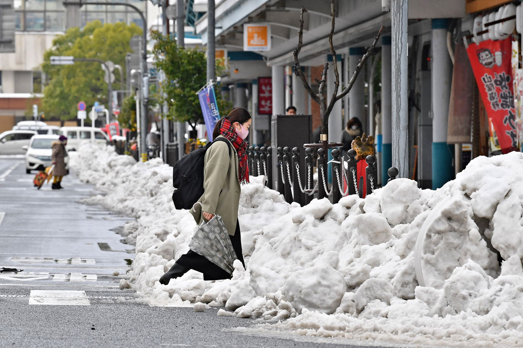 Japán középső prefektúráiban gondot okoz az intenzív havazás, amely akár keddig is kitarthat