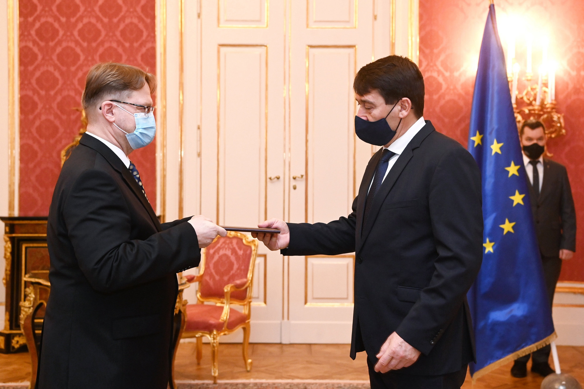 Fotó: MTI/Bruzák Noémi Répássy Róbert, az Igazságügyi Minisztérium államtitkára átveszi kinevezési okmányát Áder János köztársasági elnöktől a Sándor-palotában