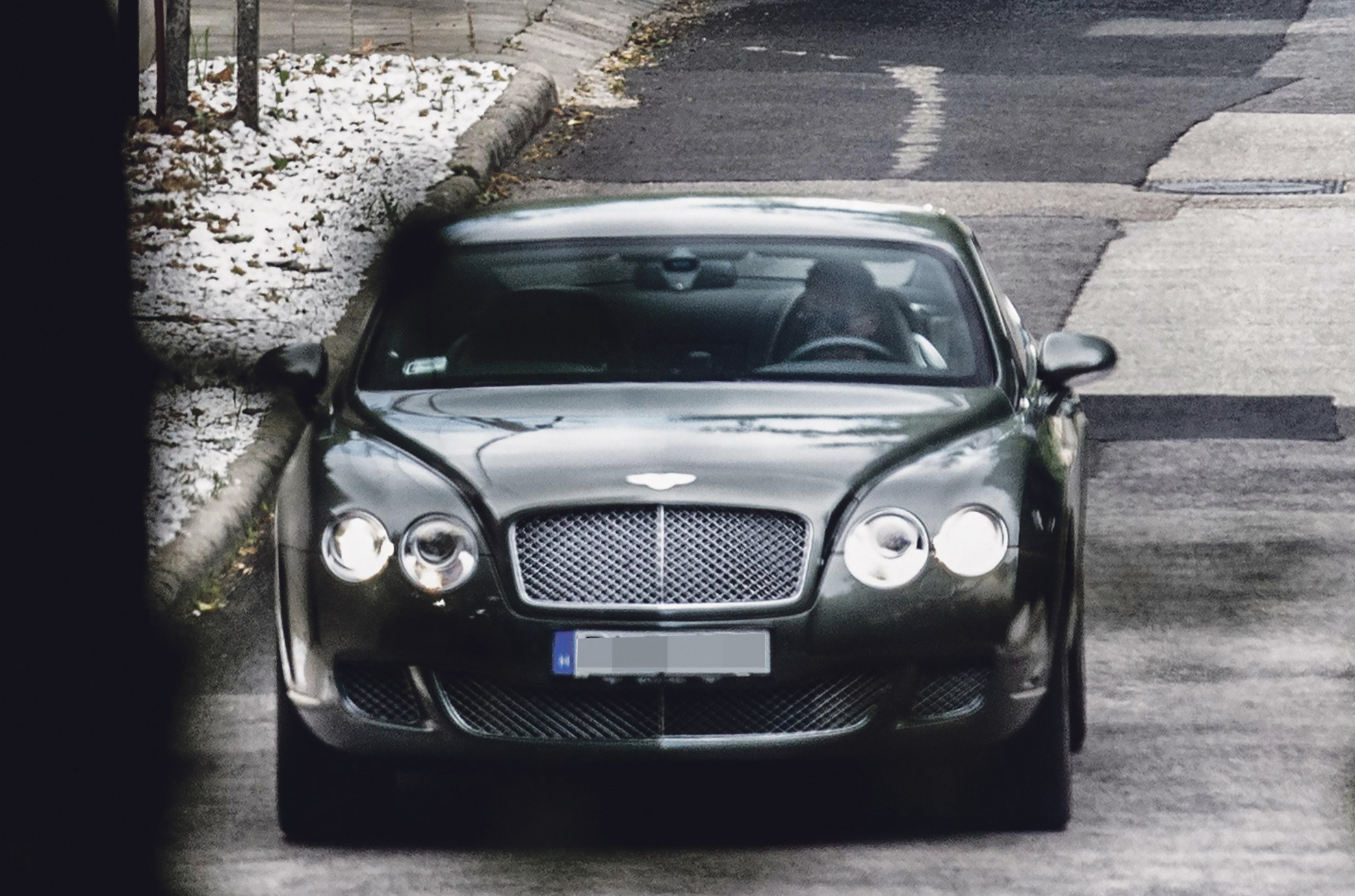 A Gyurcsány-fiókának becézett cégvezér büszkén ül a Bentley volánja mögött