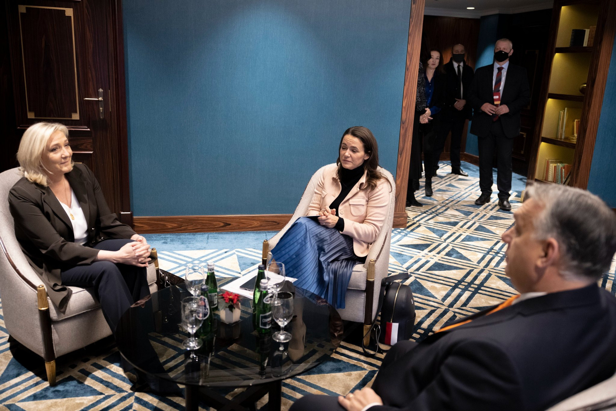 Orbán Viktor kormányfő (j), Marine Le Pen, a francia Nemzeti Tömörülés elnökjelöltje (b) és Novák Katalin családokért felelős tárca nélküli miniszter (k) Varsóban 2021. december 4-én