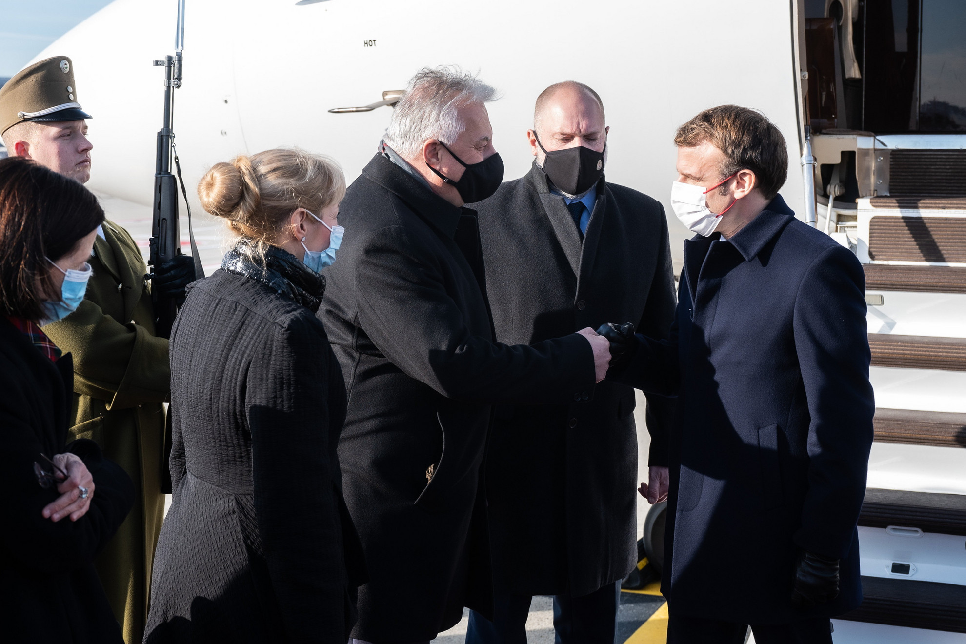 Semjén Zsolt miniszterelnök-helyettes (j3) fogadja Emmanuel Macron francia elnököt a Budapest Liszt Ferenc Nemzetközi Repülőtéren 2021. december 13-án. Jobbról Medveczky Iván, a Külgazdasági és Külügyminisztérium (KKM) protokollfőnöke (j2)