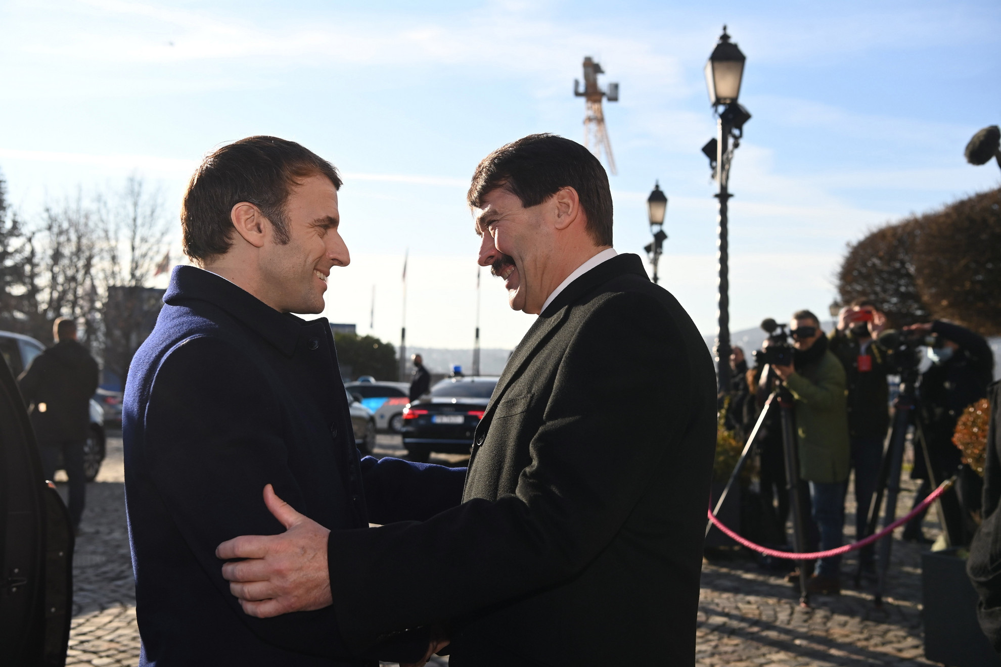 Áder János köztársasági elnök (j) fogadja Emmanuel Macron francia elnököt a Sándor-palota előtt 2021. december 13-án
