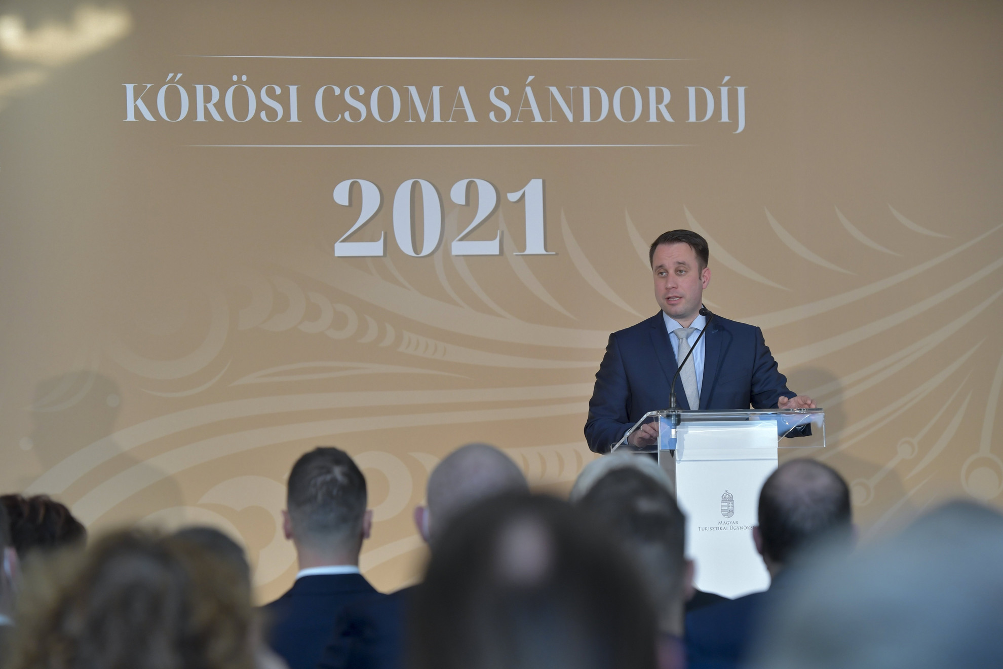 Dömötör Csaba, a Miniszterelnöki Kabinetiroda parlamenti államtitkára beszédet mond a turizmus, vendéglátás területén a legmagasabb állami kitüntetésnek számító Körösi Csoma Sándor-díj átadóünnepségén a Millennium Házában 2021. december 17-én