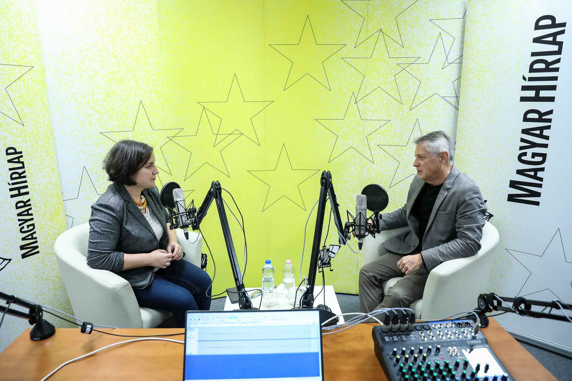 Fotó: MH / Hegedüs Róbert Lapunk főmunkatársa, Őry Mariann és Földi László titkosszolgálati szakértő, a Védett Társadalom Alapítvány kuratóriumának elnöke a Faktum felvételén
