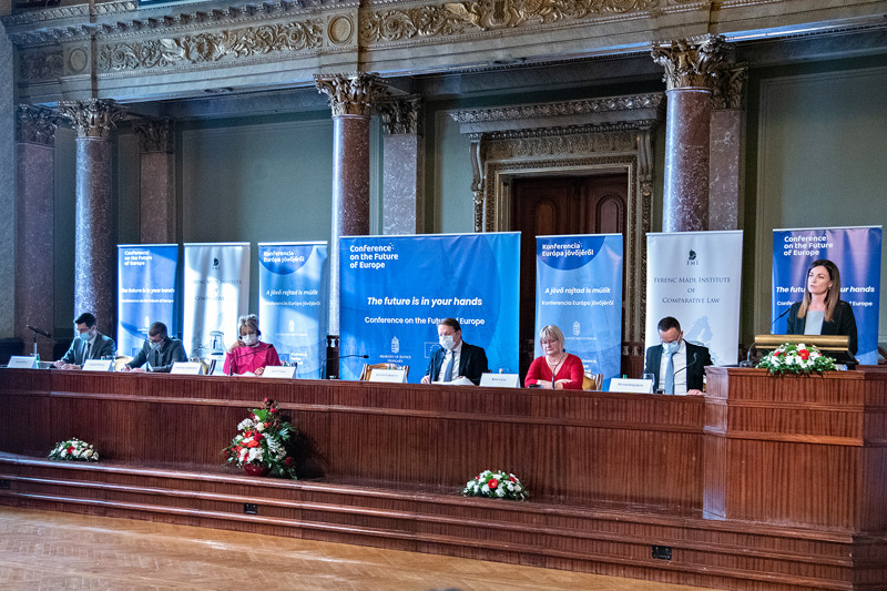 A bővítés a jövő kulcsa? című budapesti nemzetközi fórum résztvevői