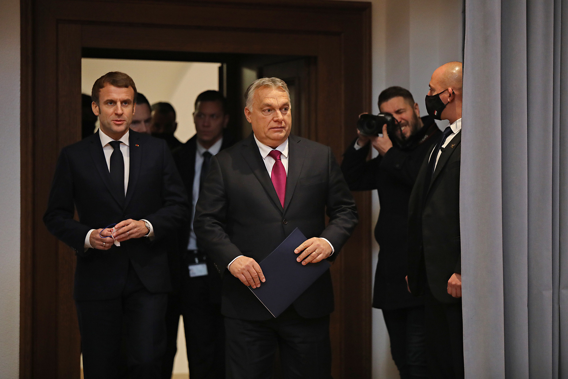 Orbán Viktor kormányfő és Emmanuel Macron francia elnök érkezik a sajtótájékoztatóra