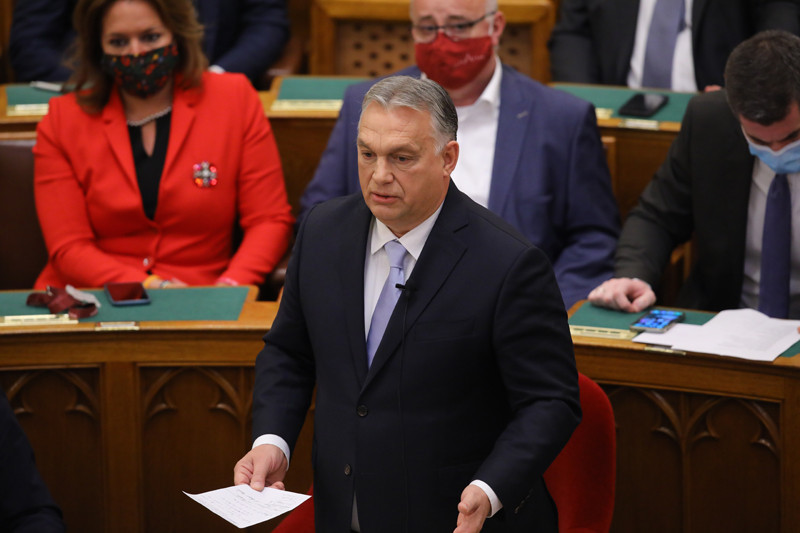 Orbán Viktor miniszterelnökhöz az azonnali kérdések órájában, a parlament előző héten indult ülésének ötödik, egyben hétfői zárónapján