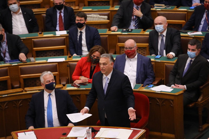 Orbán Viktor miniszterelnök beszél az azonnali kérdések órájában, a parlament előző héten indult ülésének ötödik, egyben hétfői zárónapján