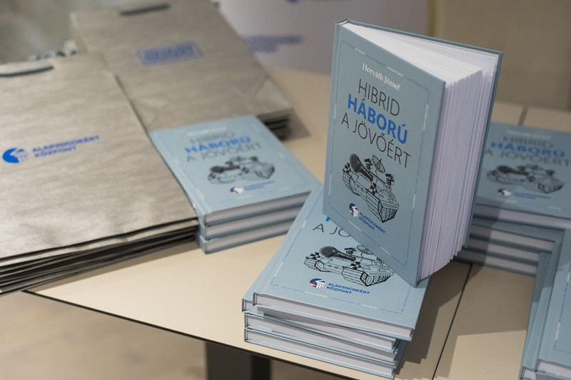 Fotó: MH/Purger Tamás Hibrid háború a jövőért címmel jelent meg Horváth József, az Alapjogokért Központ biztonságpolitikai tanácsadójának könyve, amit szerdán mutattak be Budapesten