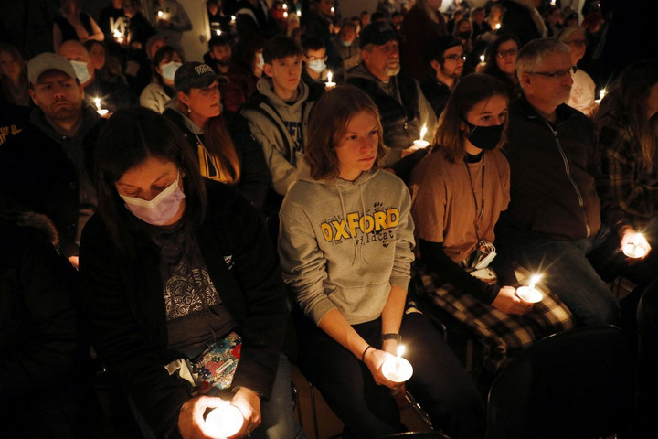 Több diákot megölt egy iskolai lövöldöző Michiganben