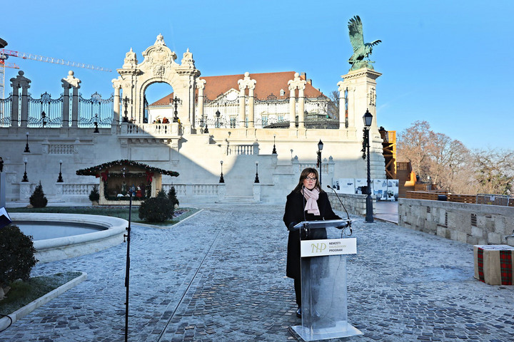 Fotó: MH/Hegedüs Róbert Megújult a Habsburg-kapu és a Halászó gyerekek-kút