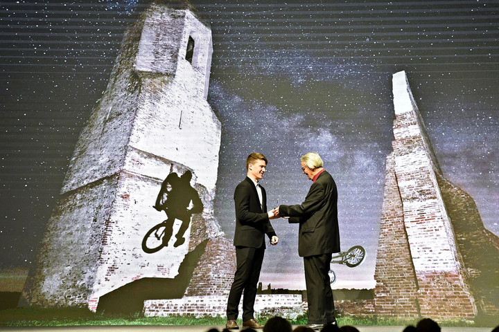 Magyarország hatvan képben