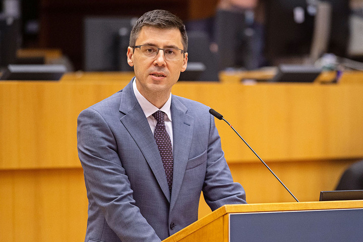 Deli Andor: Az EP kioktató, felszólító módon üzenget Szerbiának