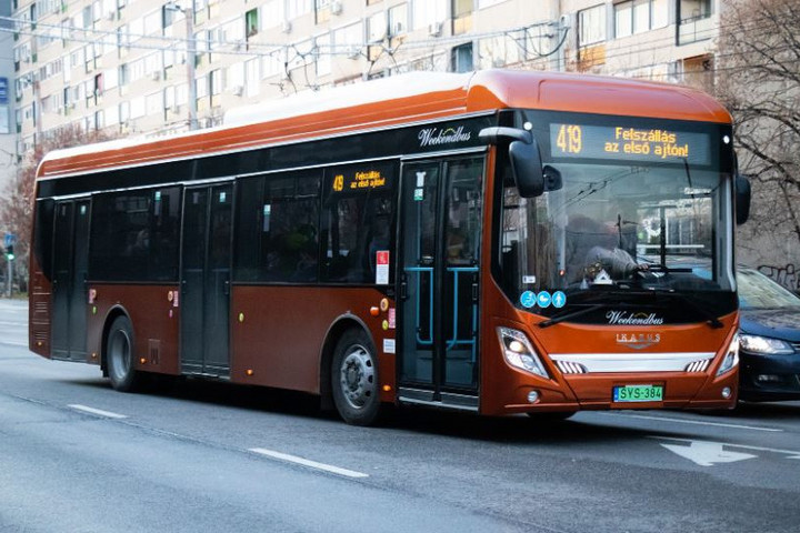 Ikarus 120e villanybusz állt forgalomba a Weekendbus színeiben