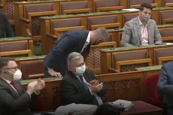 Fotó: Facebook/Fidesz Jakab úgy megkapta, hogy a szék mellé ült tőle