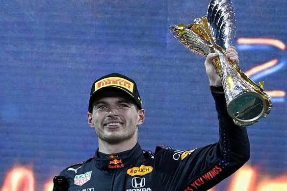 Max Verstappen óriási csatában győzött, és megszerezte a világbajnoki címet