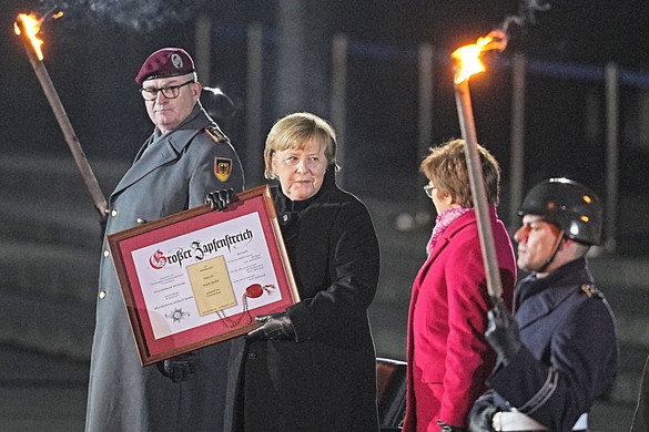 Katonai parádéval és fáklyás felvonulással tisztelgett a hadsereg a leköszönő Angela Merkel előtt