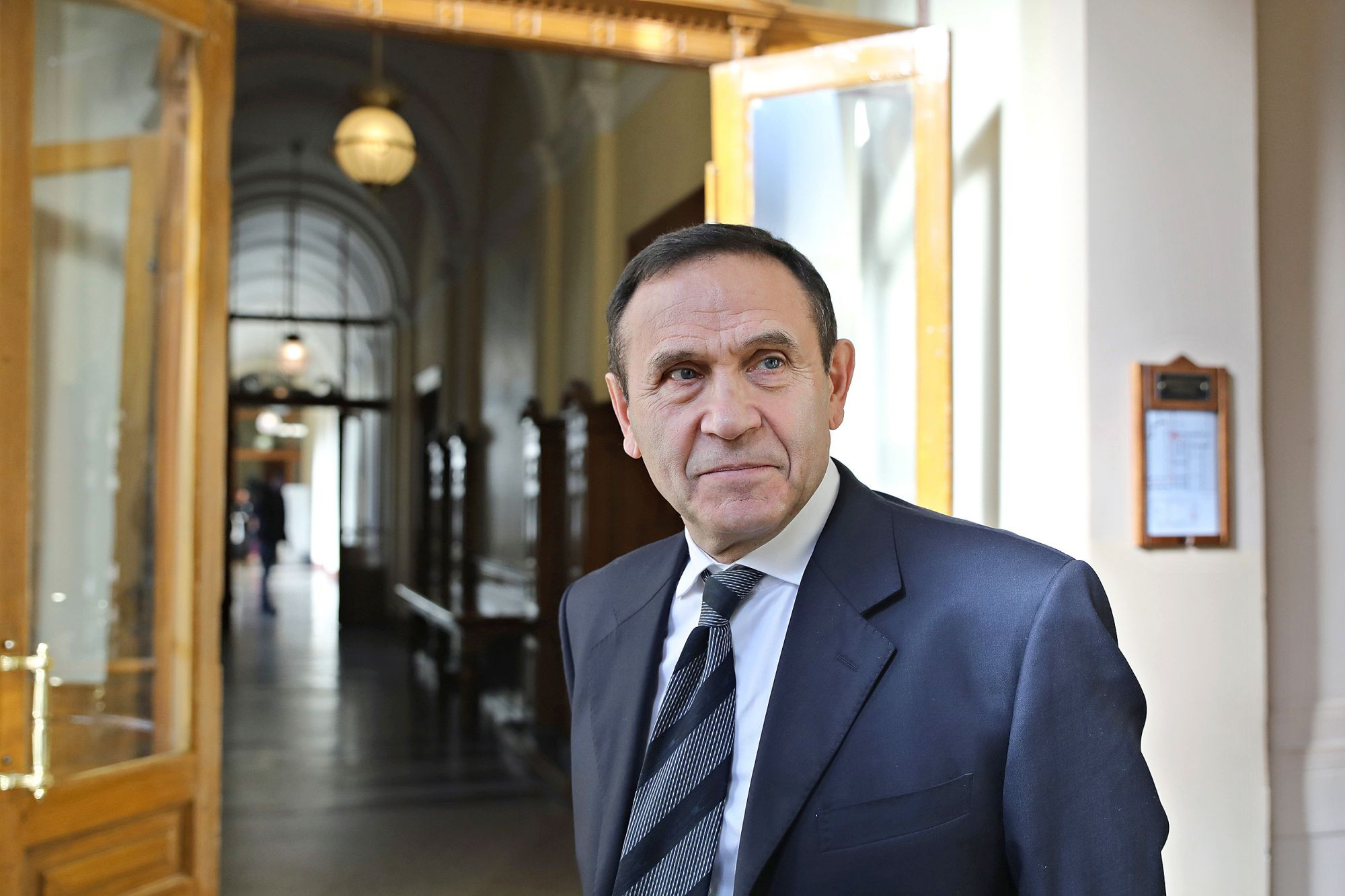 Gyárfás és Fenyő között Friderikusz békebíró volt