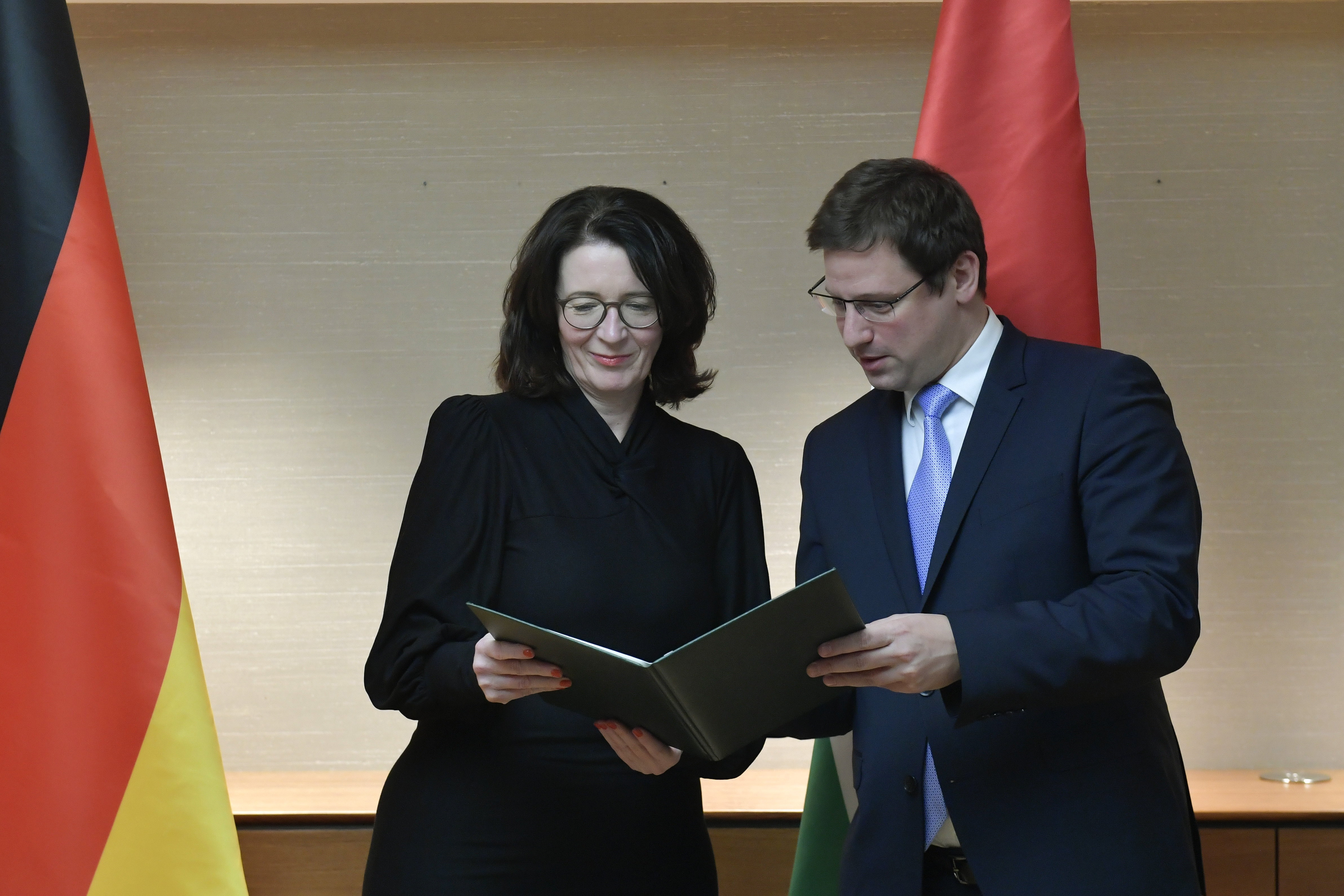Gulyás Gergely kitüntette Maren Schoeninget