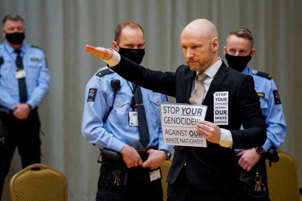 Fotó: Ole Berg-Rusten / NTB / AFP Breivik a fehérek felsőbbrendűségével kapcsolatos nézeteket hangoztatott, és náci karlendítéseket végzett a bírósági meghallgatás első napján