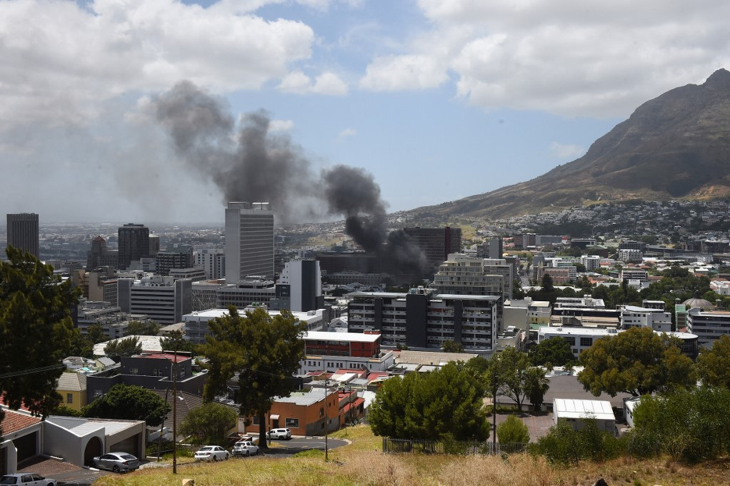 A dél-afrikai parlament tüze messziről is jól látszott Fokvárosban