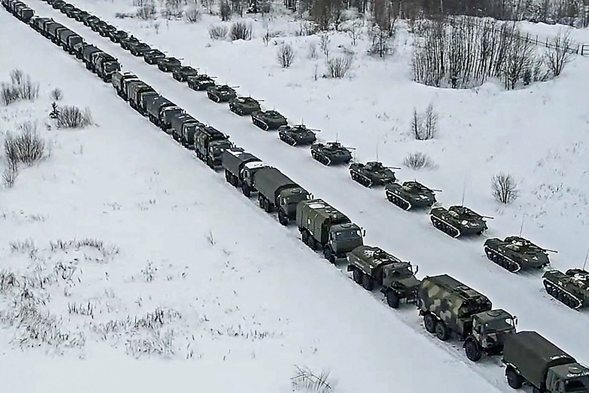 Hosszú sorokban vártak az orosz harci járművek a Kazahsztánba induló szállítógépre