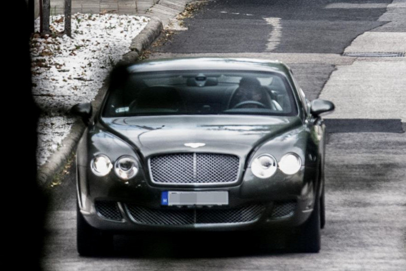 Mártha Imre, miközben napközben a szolgálati Skodát használja, amint hazamegy, nyomban átül egy 100 milliót érő Bentley-be, a világ egyik legdrágább autójába