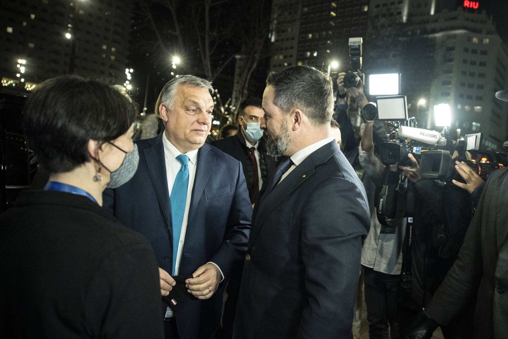 Orbán Viktor miniszterelnök (k) és Santiago Abascal, a spanyol VOX párt elnöke az európai konzervatív pártvezetők találkozóját megelőzően tartott megbeszélésük előtt Madridban 2022. január 28-án