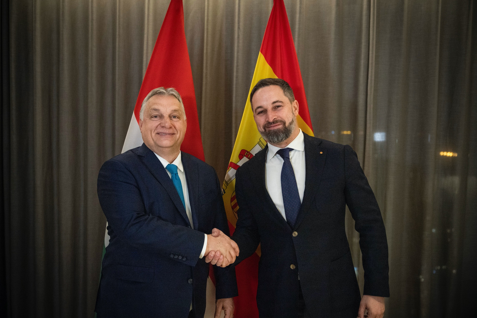 Orbán Viktor miniszterelnök (b) és Santiago Abascal, a spanyol VOX párt elnöke az európai konzervatív pártvezetők találkozóját megelőzően tartott megbeszélésükön Madridban 2022. január 28-án