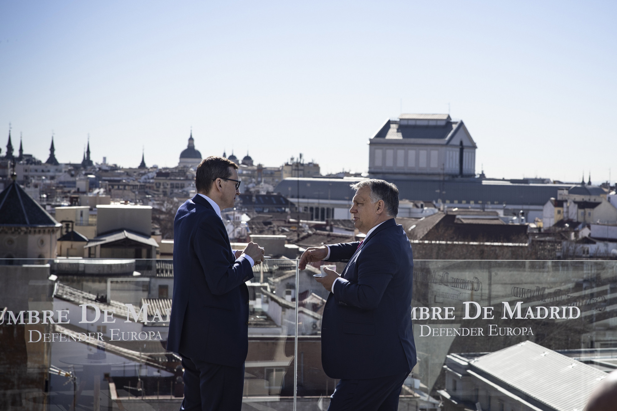 Orbán Viktor miniszterelnök (j) és Mateusz Morawiecki lengyel kormányfő (b) az európai konzervatív pártvezetők találkozóján Madridban 2022. január 29-én