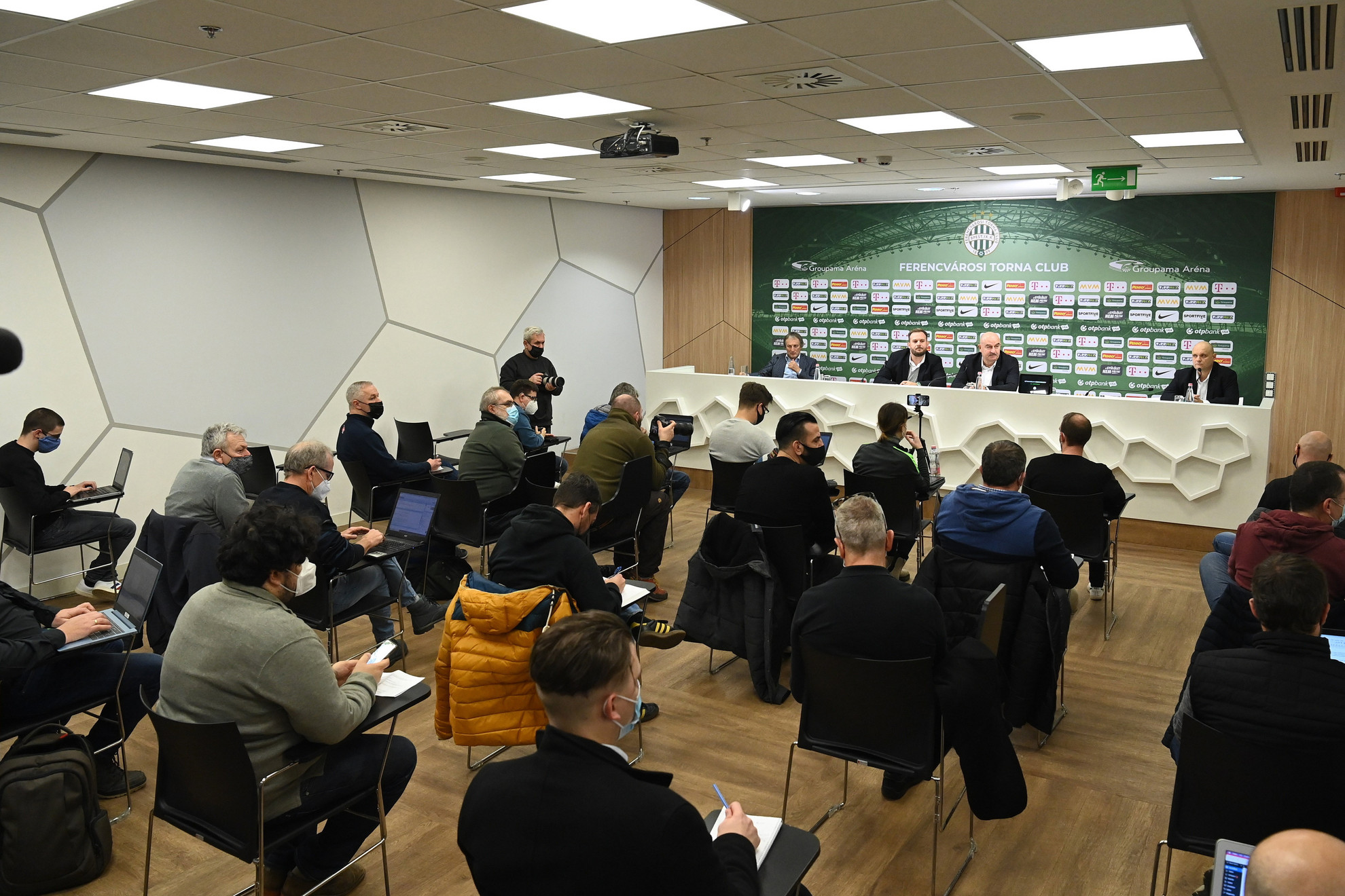 Sztanyiszlav Csercseszov, a Ferencváros labdarúgócsapatának új vezetőedzője (b3) bemutatkozó sajtótájékoztatót tart a Groupama Arénában