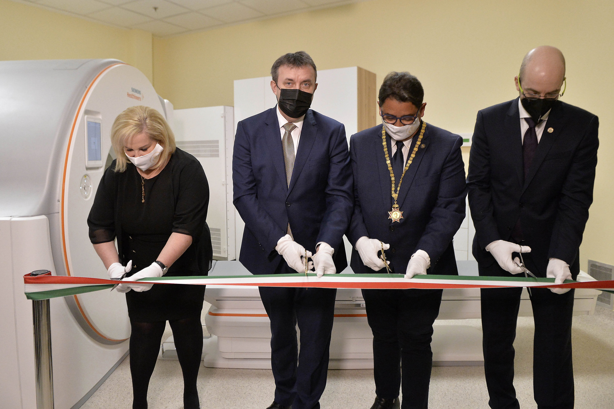 Fotó: MTI/Soós Lajos Palkovics László innovációs és technológiai miniszter (b2), Merkely Béla, a Semmelweis Egyetem rektora (j2), Maurovich-Horvat Pál, az Orvosi Képalkotó Klinika igazgatója (j) és Oroszné Vincze Rita, a Siemens Healthcare Kft. ügyvezető igazgatója átvágja a nemzeti színű szalagot a világviszonylatban is új, fotonszámláló detektorral rendelkező CT-készülék átadóünnepségén a fővárosban, a Semmelweis Egyetemen