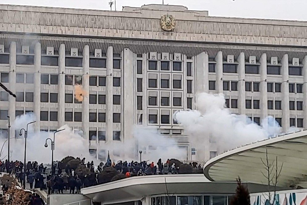Tüntetők egy kormányzati épület előtt Almatiban