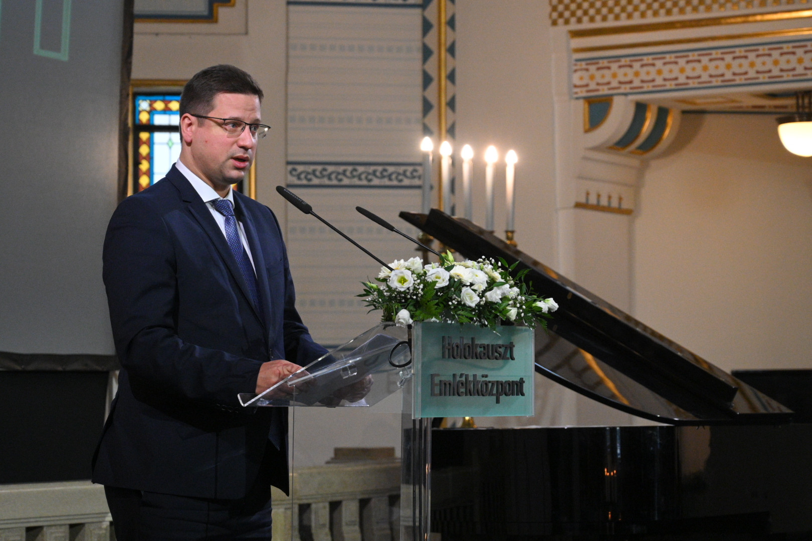 Gulyás Gergely, a Miniszterelnökséget vezető miniszter beszél a holokauszt áldozatainak nemzetközi emléknapján tartott megemlékezésen a Holokauszt Dokumentációs Központban