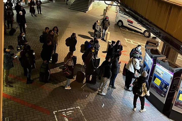 A Liszt Ferenc reptéren kénytelenek hosszan sorban állni az emberek a megmaradt automatáknál
