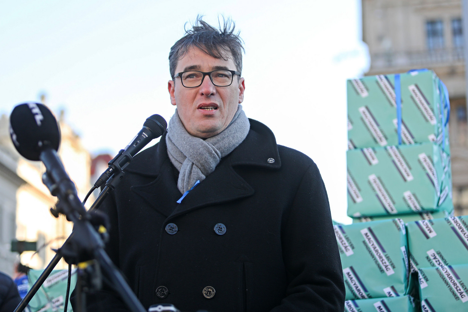 Karácsony Gergely a baloldal népszavazási kezdeményezéséről szóló bohóckodáson a Kossuth téren