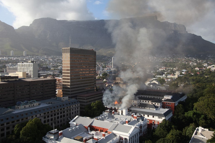 Teljesen a lángok martalékává vált a dél-afrikai parlament ülésterme