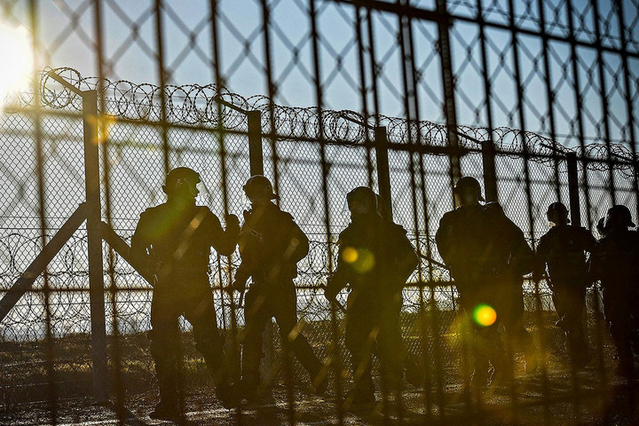 A migránsok egyre gyakrabban lépnek fel erőszakosan a magyar határnál