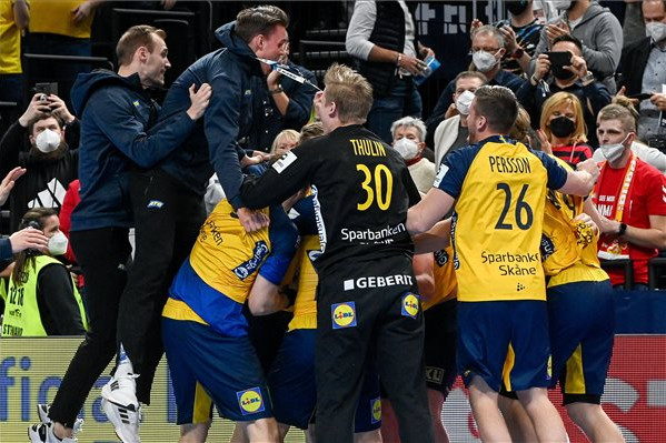 A svédek időn túli büntetővel nyerték meg a döntőt