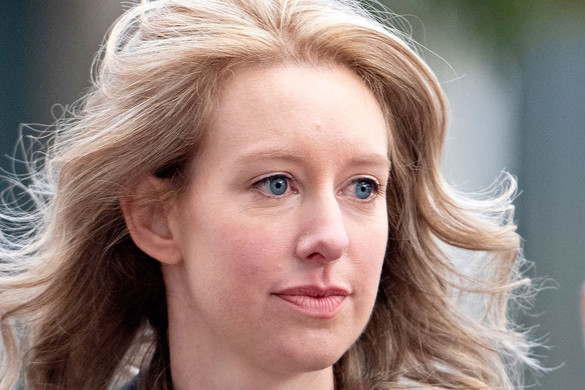 Politikusok mögé bújt a Theranos alapítója