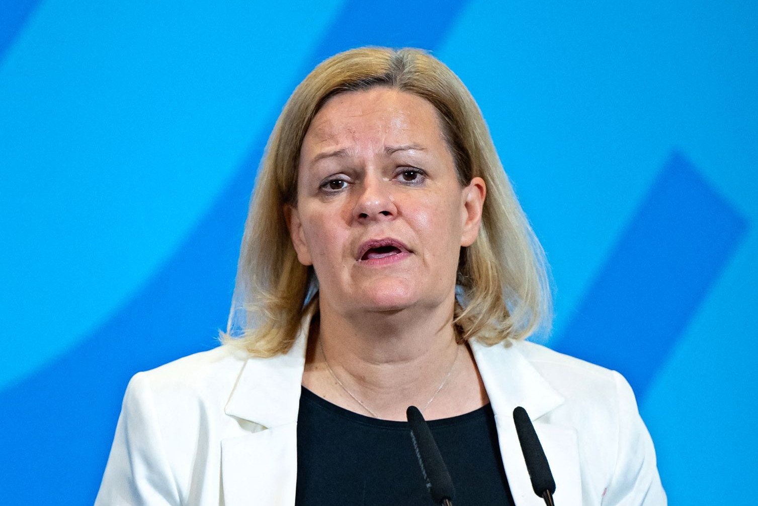 Ellenzéki össztűz alatt Faeser