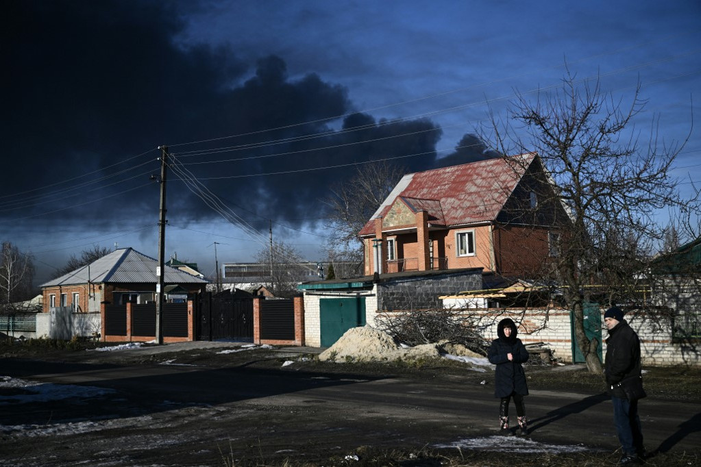 Egy ukrán támaszpontból száll fel a füst Harkov közelében